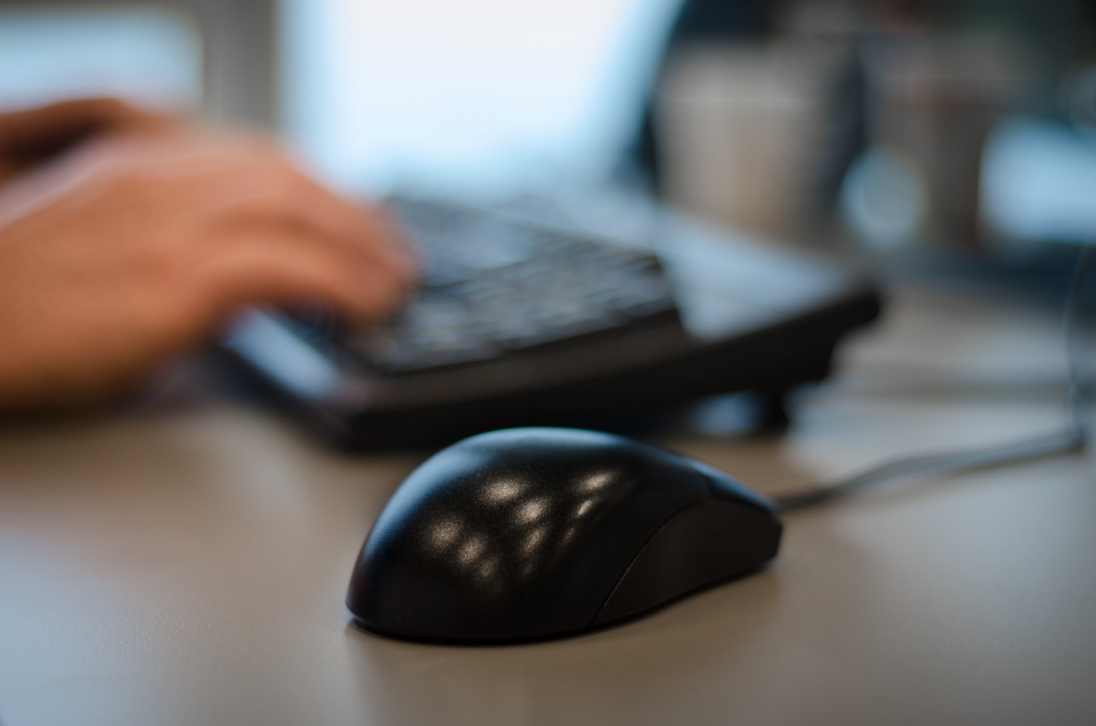 Persona trabajando en una computadora de oficina