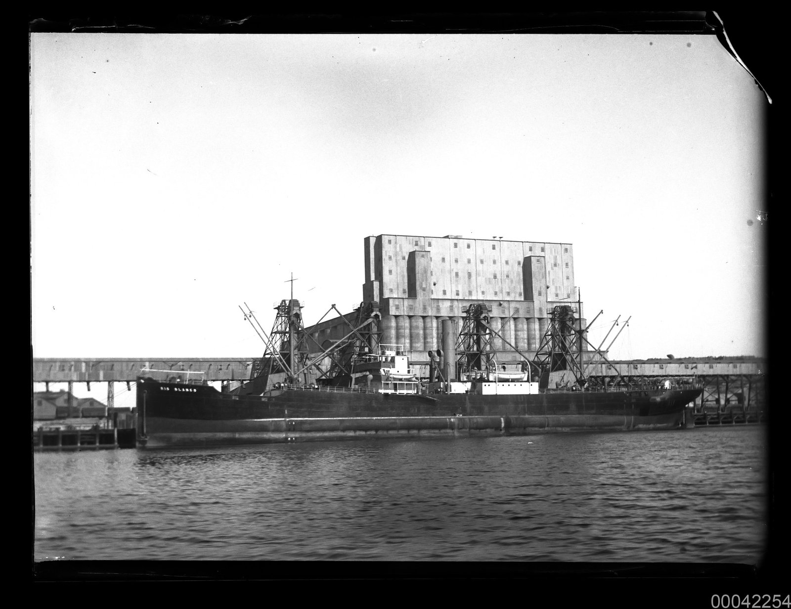 File:RIO BLANCO at the wheat silos, Glebe Island, Sydney (8146494925).jpg