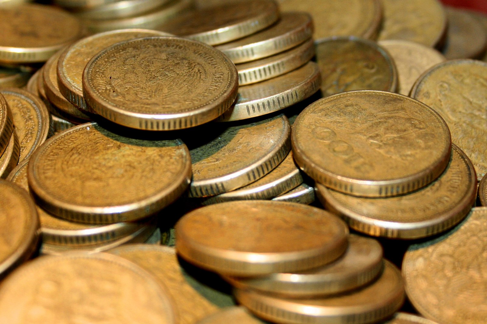 Billetes y monedas de pesos mexicanos, usados para ilustrar el valor del dinero frente a la inflación