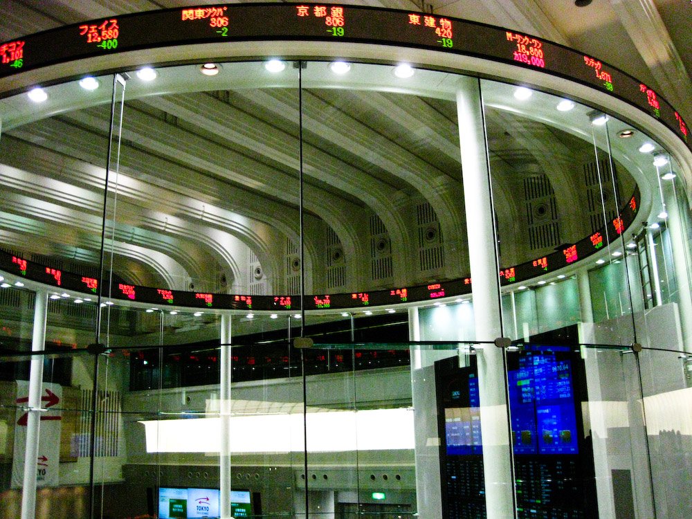 Piso de operaciones de una bolsa de valores donde se negocian acciones y ETFs