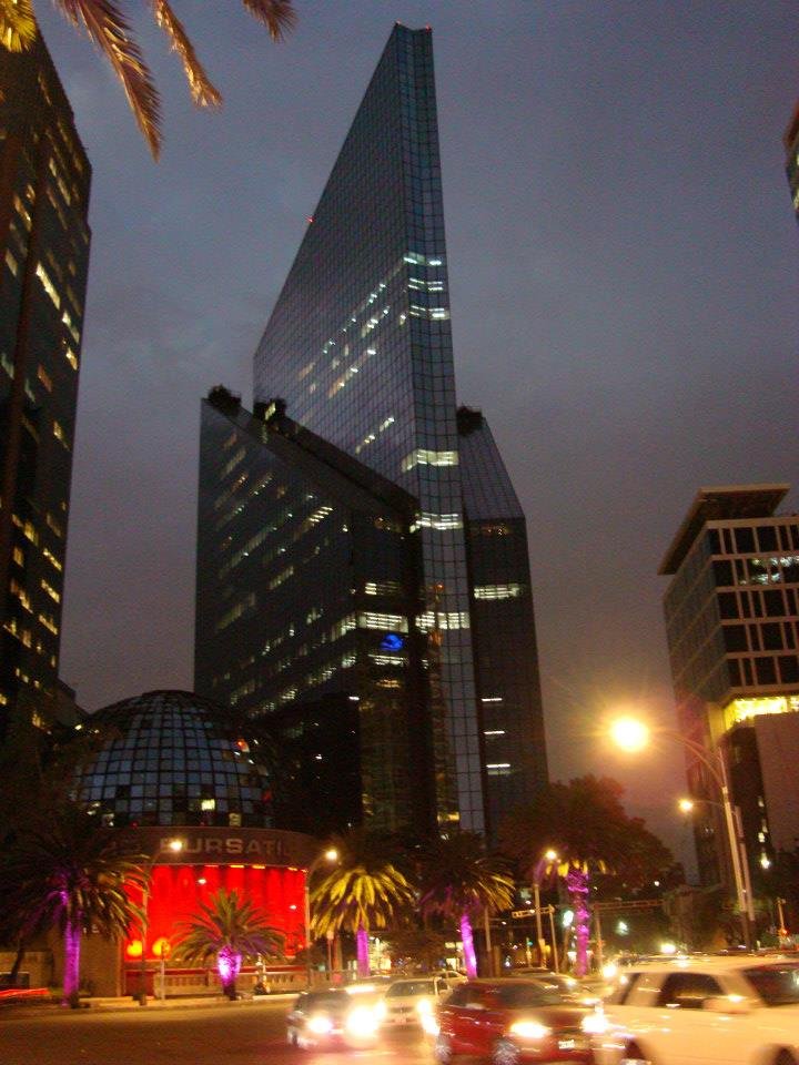 Fachada de la Bolsa Mexicana de Valores, donde se negocian acciones y ETFs listados en México
