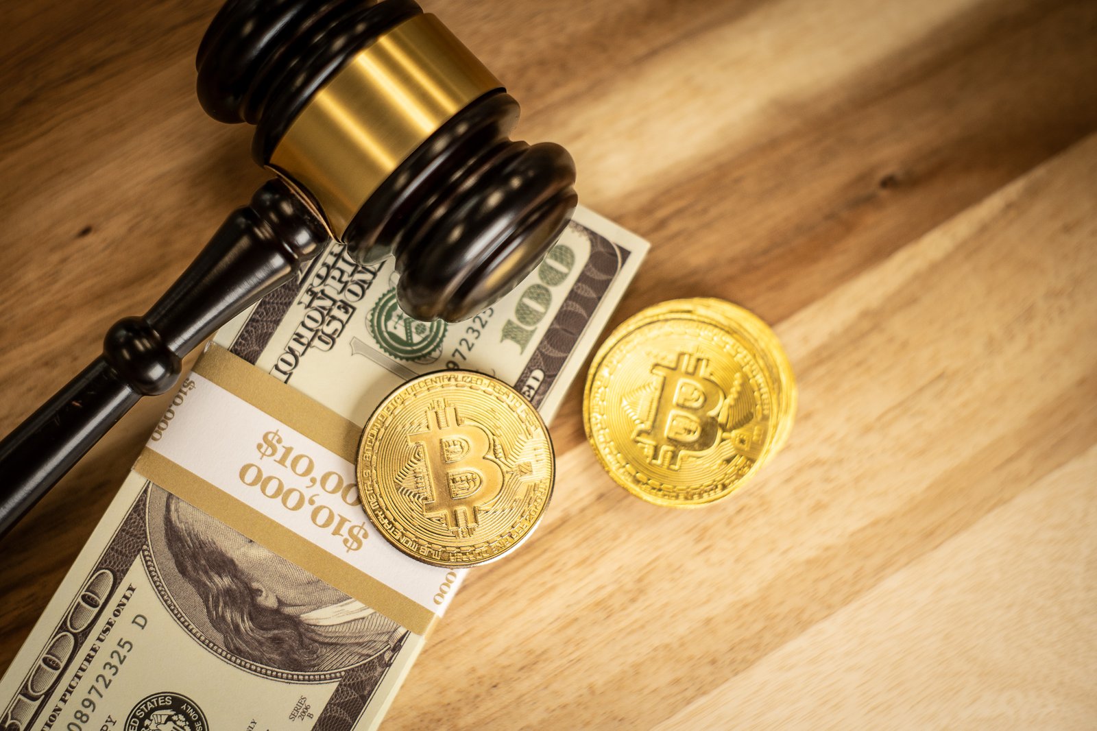 Ilustración conceptual sobre regulación y leyes aplicables a las criptomonedas