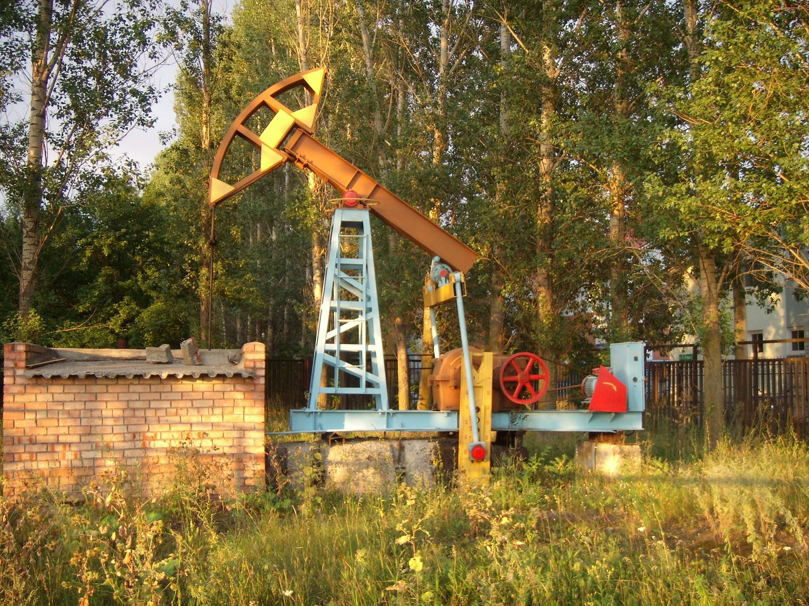 Bomba de extracción de petróleo (pumpjack) en un campo petrolero