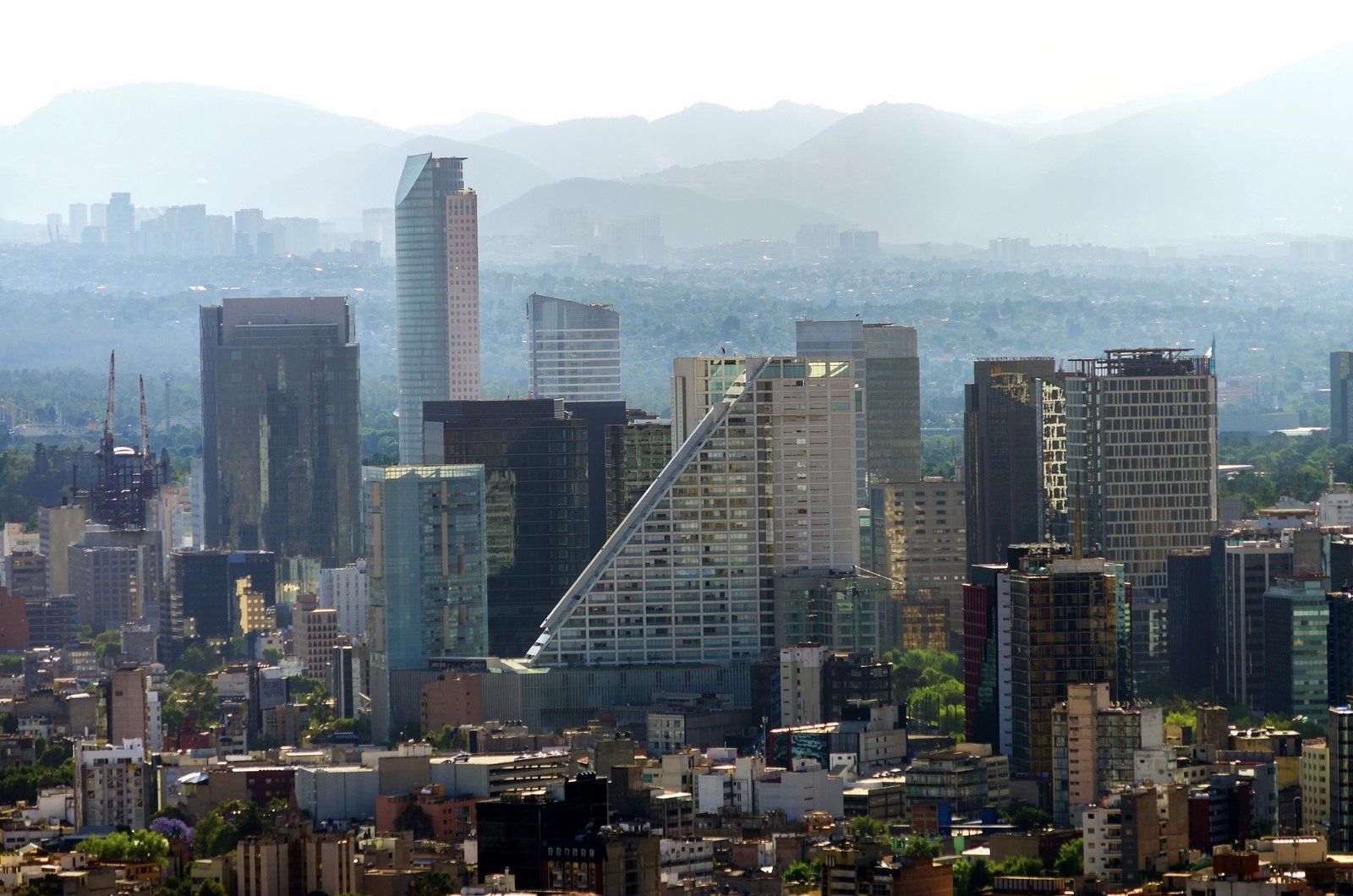 Vista panorámica del skyline de Paseo de la Reforma en la Ciudad de México, símbolo de la actividad económica del país