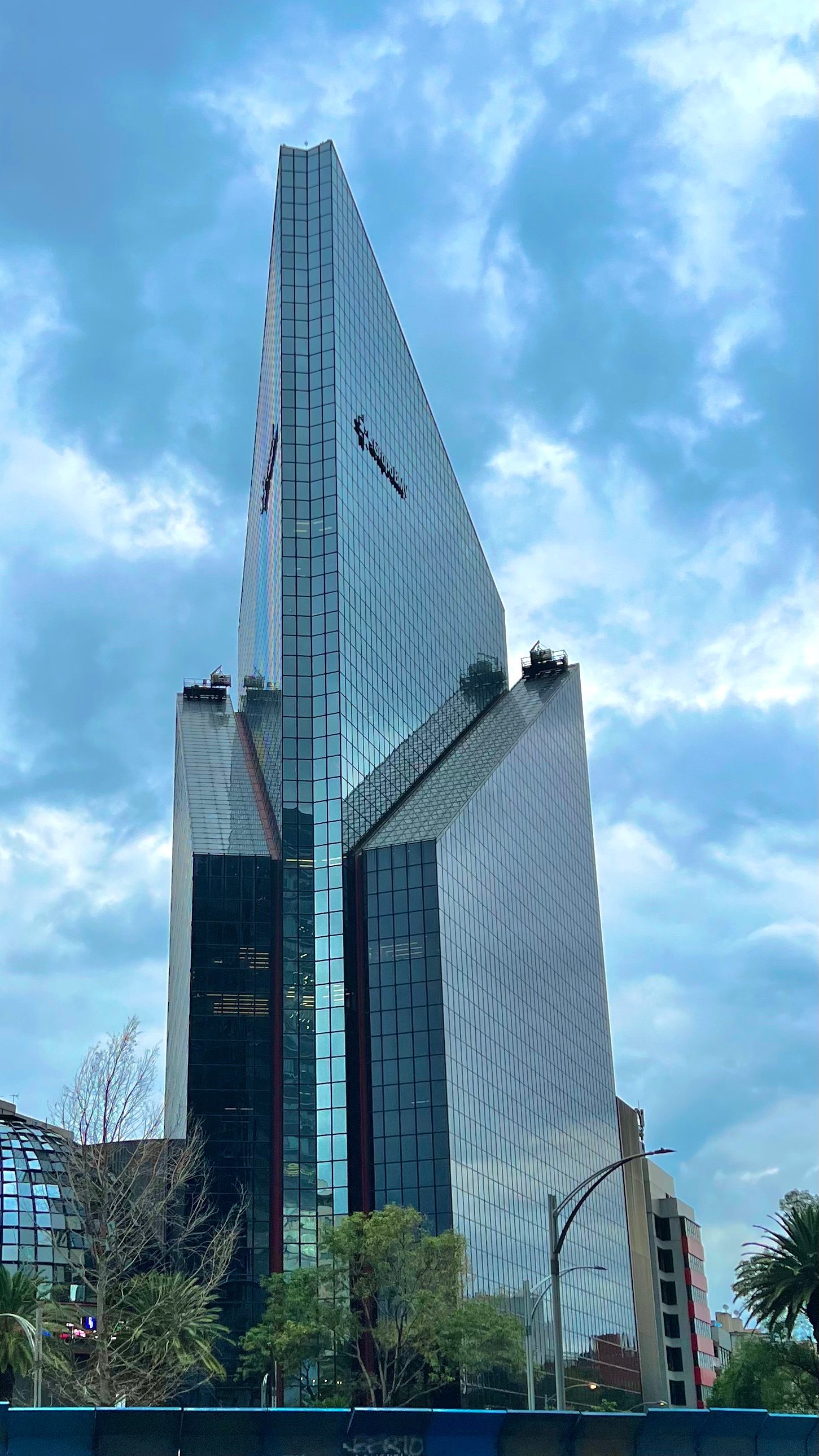 Fachada del edificio de la Bolsa Mexicana de Valores en la Ciudad de México