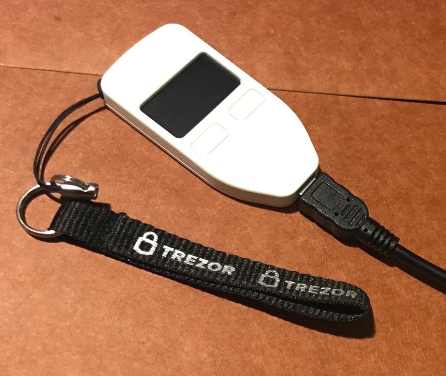 Billetera de hardware (cold wallet) utilizada para resguardar criptomonedas de forma segura, desconectada de internet