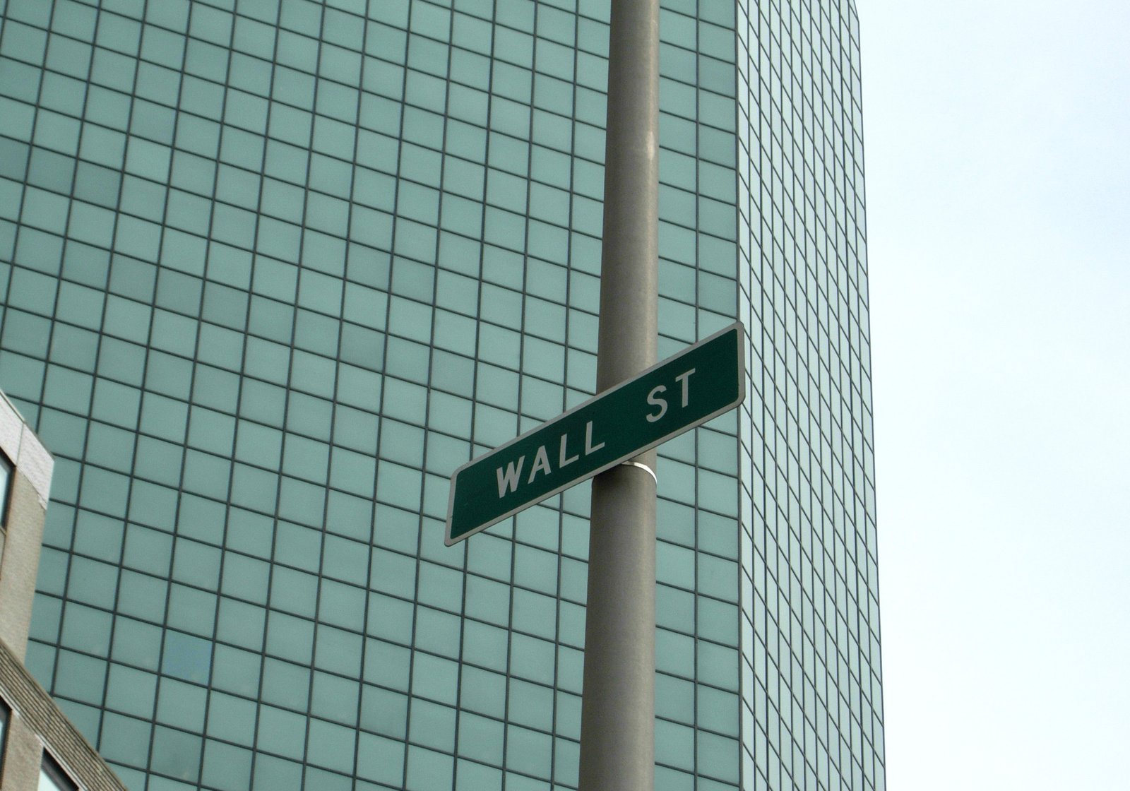 Letrero de la calle Wall Street en Nueva York, sede histórica de la Bolsa de Nueva York (NYSE)