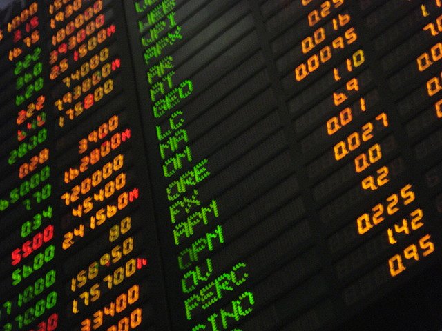 Pantalla electrónica que muestra la cotización de acciones en una bolsa de valores