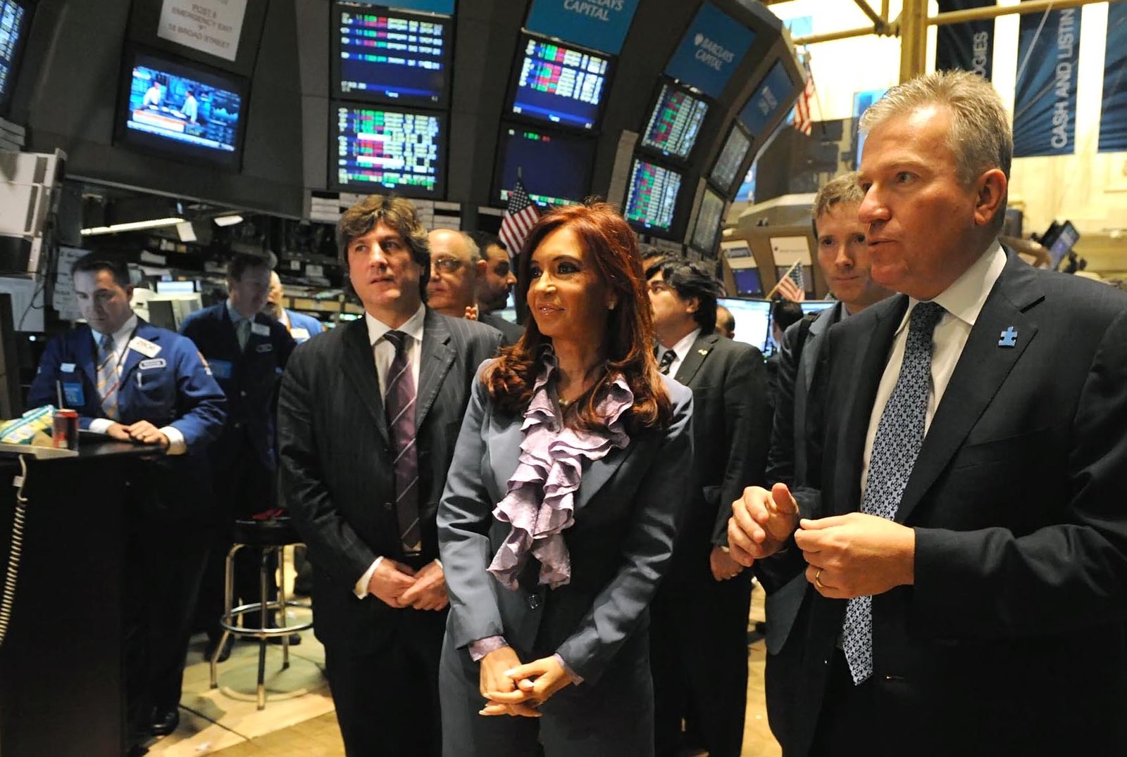 Vista de Wall Street en Nueva York, símbolo de los mercados financieros donde se negocian contratos de opciones