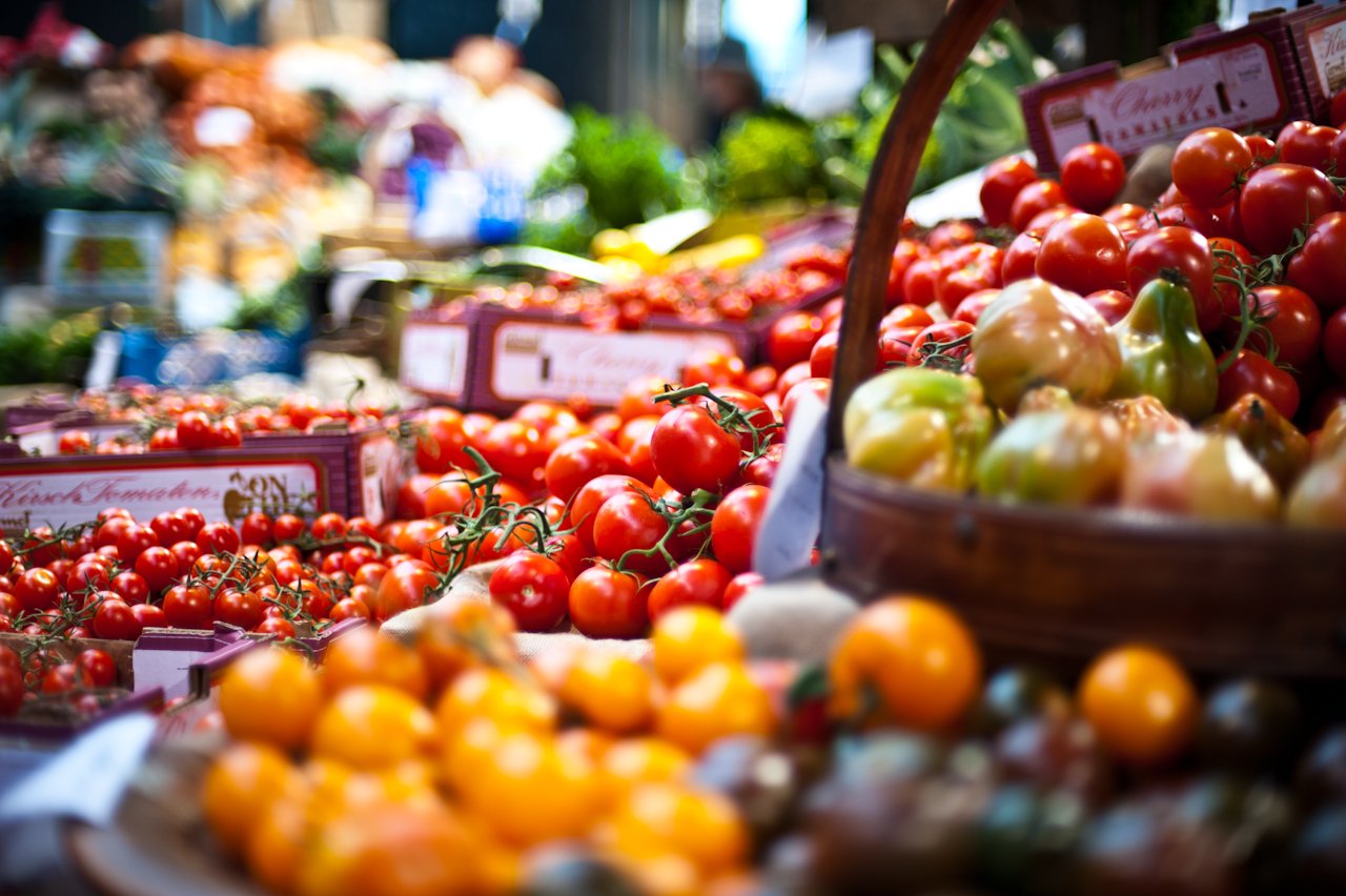 Jitomates frescos exhibidos en un mercado, uno de los productos que más influyeron en la inflación de septiembre