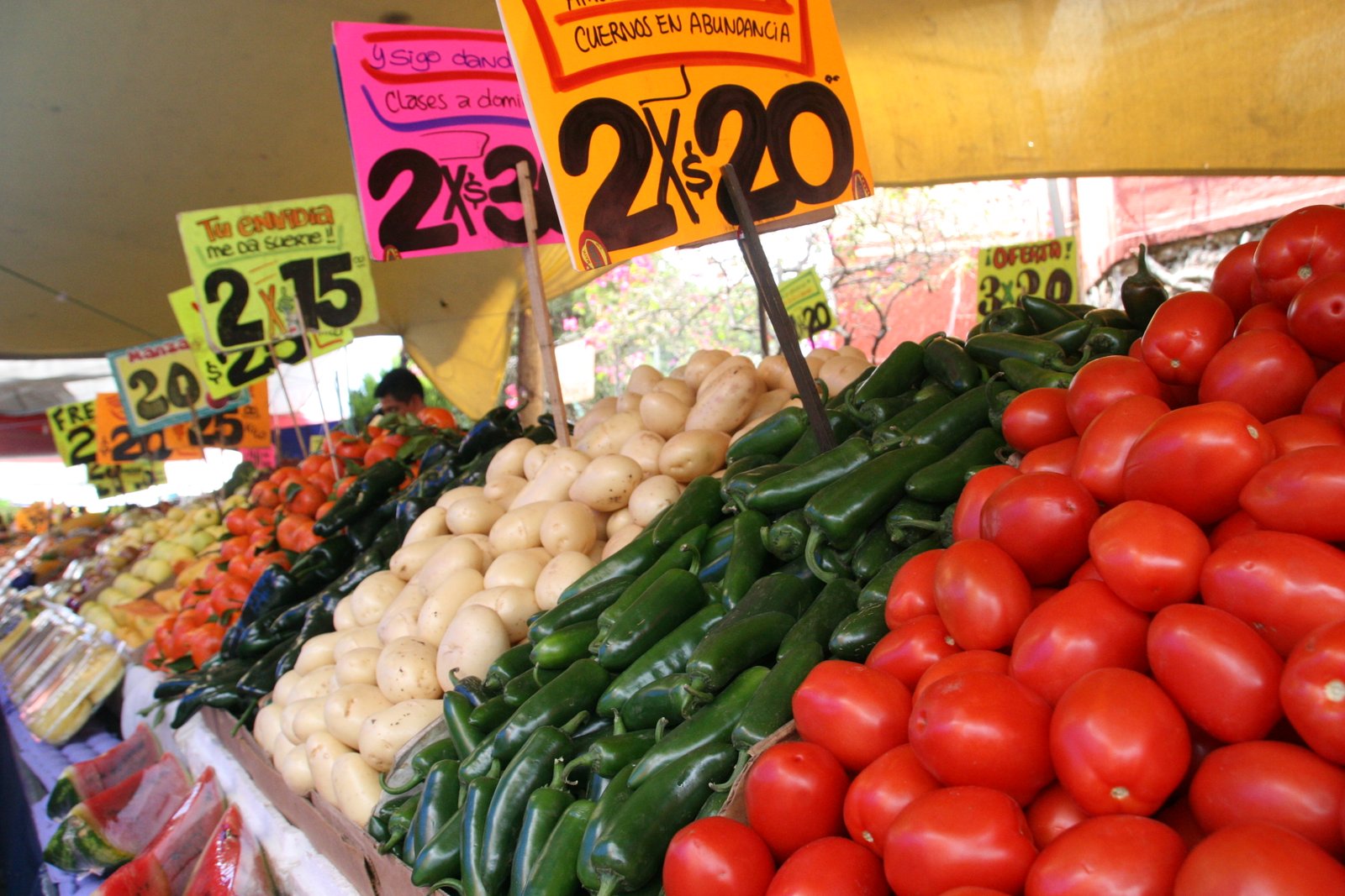 Puesto de verduras en un mercado mexicano, con jitomate y otros productos frescos cuyos precios influyen en la inflación