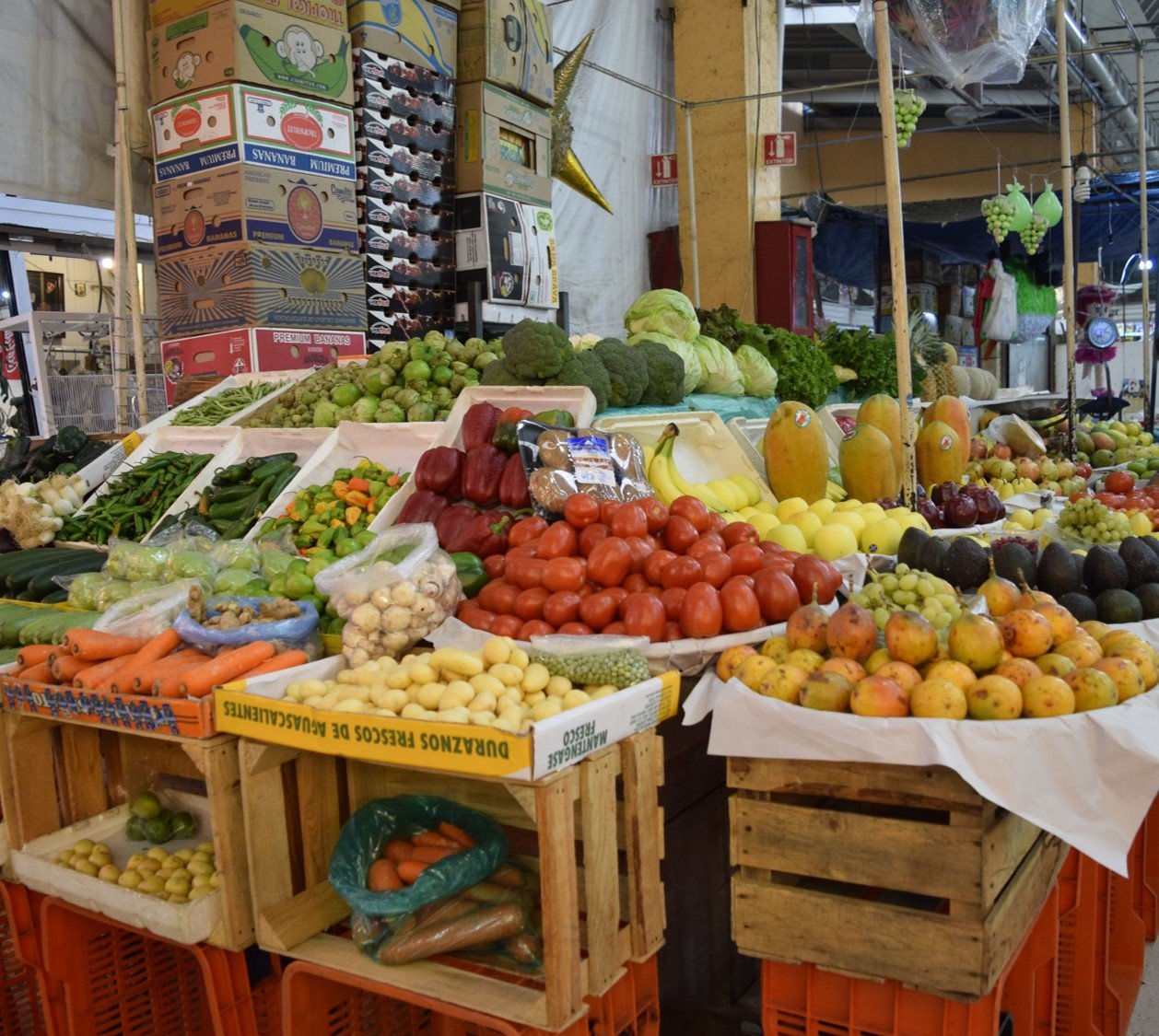 Puesto de frutas y verduras en un mercado de la Ciudad de México, productos cuyo precio incidió en la inflación de septiembre