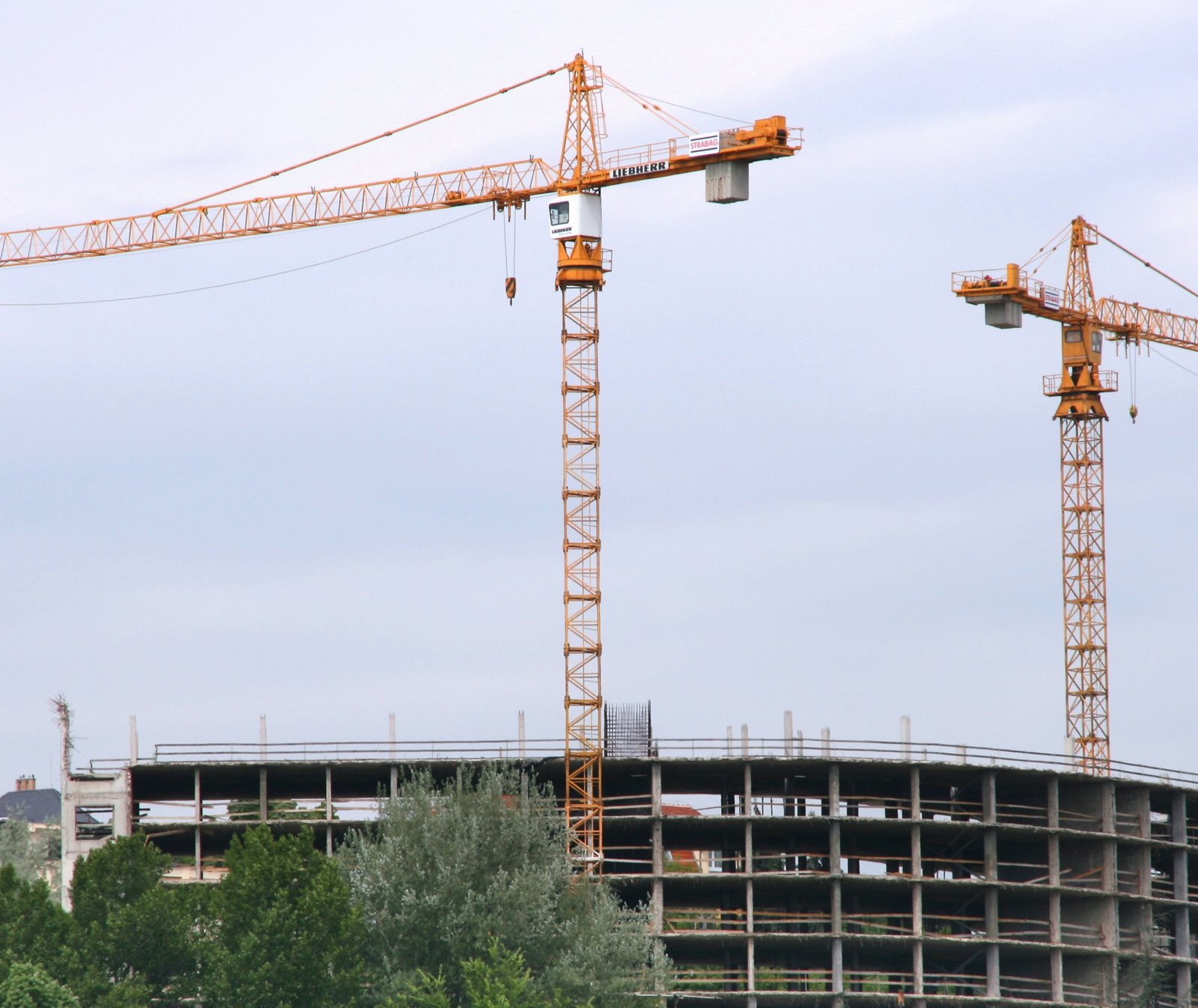 Grúa de construcción en la obra de un edificio, sector que lideró el crecimiento de la actividad industrial en México